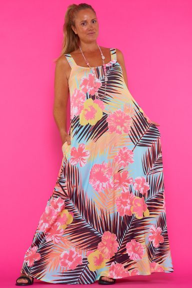 Descubre el vestido Lorena 43, tu aliado perfecto para un verano lleno de estilo boho-chic. Disfruta de su diseño holgado, estampado tropical y comodidad inigualable. ¡Ideal para cualquier ocasión!