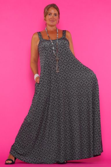 Enamórate del Vestido fluido estampado Lorena 39. Un diseño boho-chic sin mangas, con patrón geométrico y bolsillos. Perfecto para mujeres que buscan comodidad y estilo en cualquier ocasión. ¡Consíguelo ya!