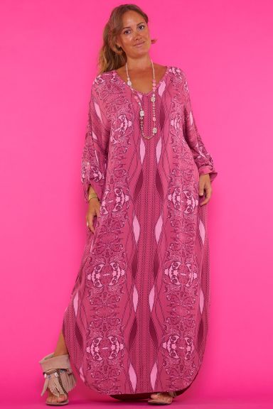 Vestido estampado Nime Sumérgete en el estilo boho-chic con nuestro vestido Nime. Su diseño fluido, estampado exclusivo y escote adaptable realzan tu figura con total comodidad. ¡Perfecto para cualquier ocasión!