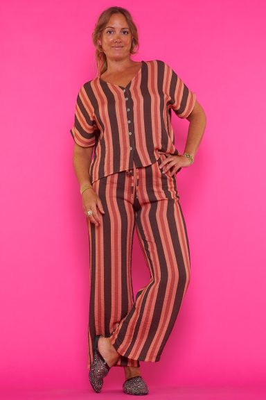 Descubre el Conjunto Garapan de Nunu Santander, un diseño boho-chic con rayas y corte fluido que te ofrece comodidad y estilo sin esfuerzo. Perfecto para cualquier ocasión.