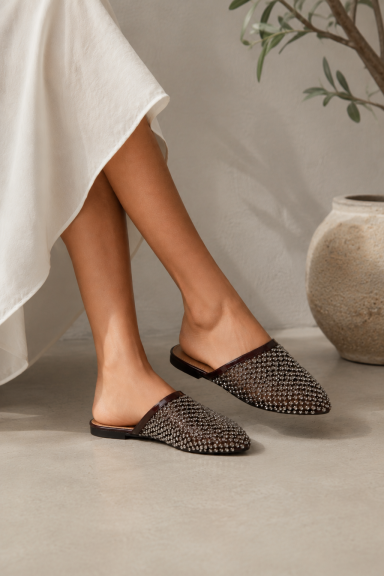 Descubre las mules Cash Marron con deslumbrantes abalorios. Perfectas para un toque boho-chic y sofisticado en cualquier ocasión. ¡Brilla con estilo y comodidad en Nunu Santander!