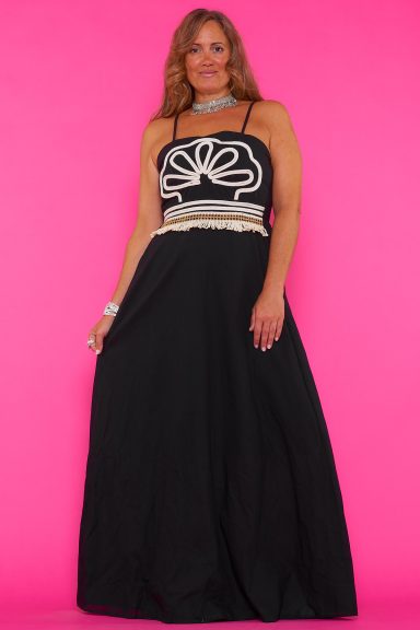 Vestido maxi bordado Anes Vístete de elegancia boho con el vestido maxi Anes. Su bordado y detalles únicos te harán sentir espectacular en cualquier ocasión. ¡Perfecto para tus días y noches especiales!