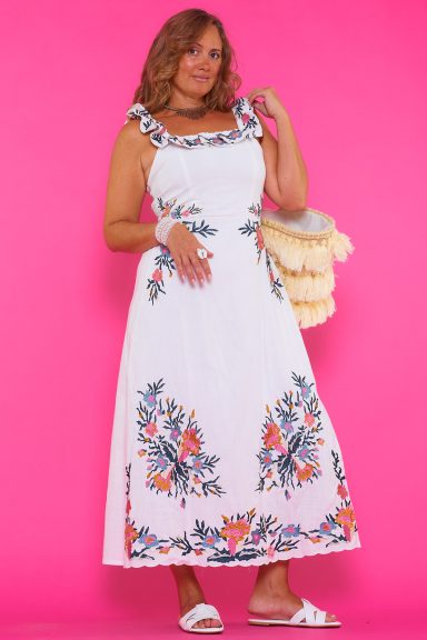 Vestido midi floral Esber Descubre el Vestido Esber, una pieza boho-chic con bordados florales y volantes. Perfecto para lucir cómoda y elegante esta temporada. ¡Hazte con él!