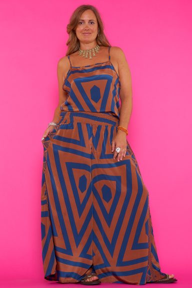 Descubre el Conjunto Chan 3 de seda con vibrante estampado geométrico. La esencia boho-chic para mujer que busca estilo, confort y versatilidad. ¡Perfecto para cualquier ocasión especial!