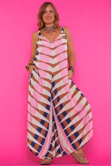 Explora nuestro mono largo de seda con estampado único, ideal para un estilo boho-chic que enamora. Disfruta de la comodidad y elegancia en cualquier evento. ¡Tu look perfecto te espera en Nunu Santander!