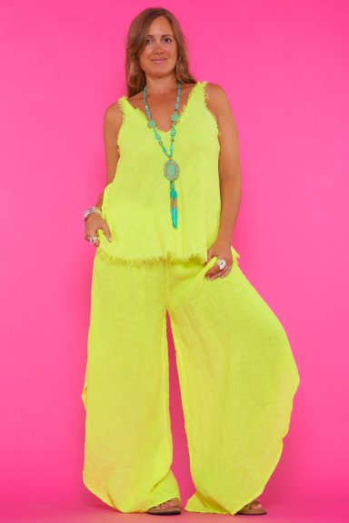 Descubre el Conjunto Vopna en lino, con top sin mangas y pantalón ancho de acabado desflecado. Estilo boho-chic y máxima comodidad para tus días de verano en Nunu Santander.
