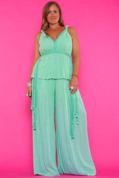 Descubre el Conjunto Pivo, un estilo boho-chic que combina elegancia y confort. Su diseño fluido y favorecedor es perfecto para lucir espectacular en cualquier ocasión. ¡Consíguelo ahora!