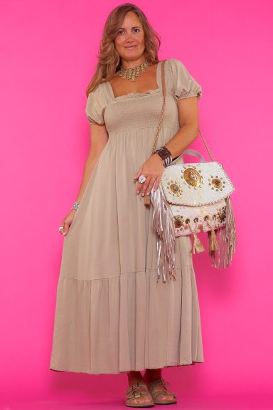 Vestido largo fruncido Aluce Luce el Vestido Aluce, un diseño boho-chic largo y fruncido, perfecto para mujeres de 30 a 65 años. Confort y estilo en una prenda versátil. ¡Descúbrelo en Nunu Santander!