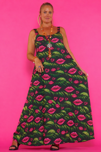 Vístete con estilo y comodidad con el Vestido Lorena 50. Su corte maxi y estampado vibrante te hará brillar. Ideal para un look boho-chic sin esfuerzo.