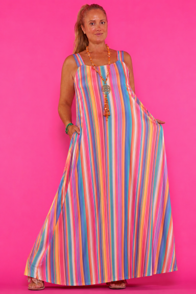 Vístete con estilo y comodidad con el Vestido Lorena 56. Su corte maxi y estampado vibrante te hará brillar. Ideal para un look boho-chic sin esfuerzo.