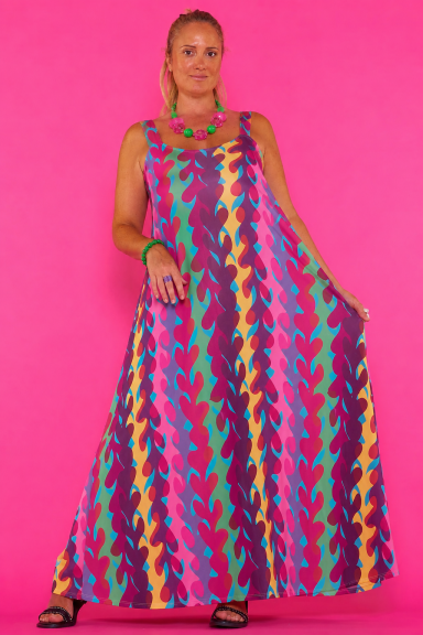 Vístete con estilo y comodidad con el Vestido Lorena 58. Su corte maxi y estampado vibrante te hará brillar. Ideal para un look boho-chic sin esfuerzo.