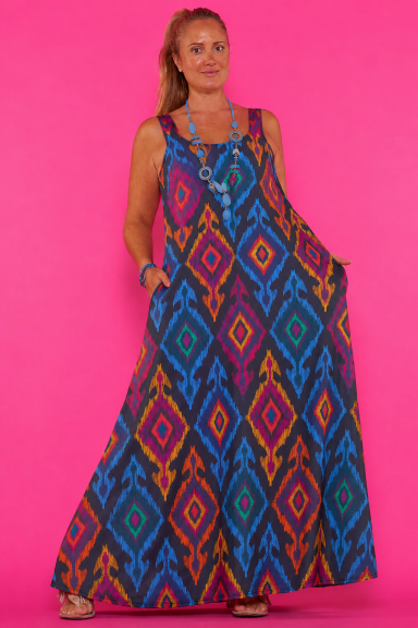 Vístete con estilo y comodidad con el Vestido Lorena 59. Su corte maxi y estampado vibrante te hará brillar. Ideal para un look boho-chic sin esfuerzo.