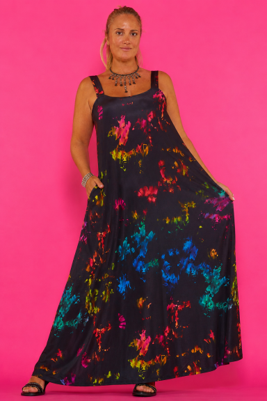 Vístete con estilo y comodidad con el Vestido Lorena 61. Su corte maxi y estampado vibrante te hará brillar. Ideal para un look boho-chic sin esfuerzo.
