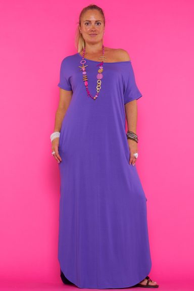 Un vestido de manga corta que tiene dos aperturas laterales que convierten esta prenda en una pieza ideal para la temporada.