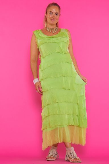 Vestido De Seda Luchy Un vestido elástico sin mangas que tiene un escote redondo. La prenda tiene volantes de seda que estilizan y aportan frescura a la prenda.