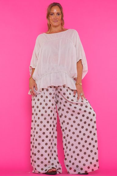 Hazte con el Pantalón Estuga de Nunu Santander. Su diseño de pata ancha y estampado de lunares te dará un estilo boho-chic único y máxima comodidad. ¡Perfecto para tu día a día!