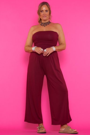 Confort y estilo se unen en este mono palabra de honor de corte amplio y fruncido. Perfecto para realzar tu figura con elegancia boho-chic en cualquier ocasión. ¡Consigue el tuyo en Nunu Santander!