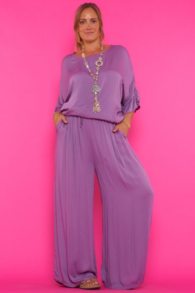 Pantalón Odesia de Nunu Santander: el equilibrio perfecto entre estilo boho y comodidad. Descubre su corte ancho y tejido fluido, ideal para looks casuales y elegantes. Siéntete libre y fabulosa.