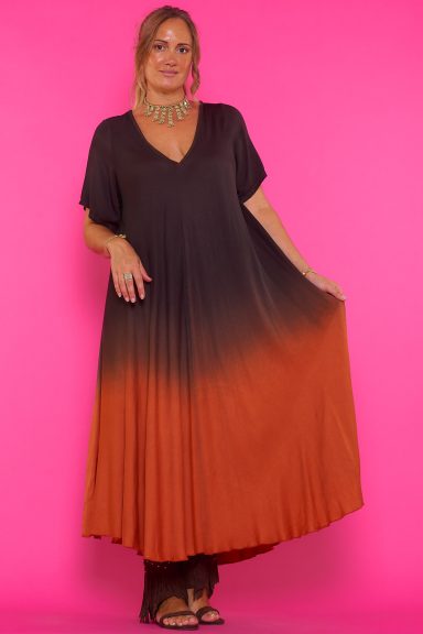 Sumérgete en el estilo boho-chic con el Vestido Amien. Su diseño ombré y corte fluido te ofrece confort y elegancia para cualquier momento. ¡Perfecto para tu día a día o eventos especiales!