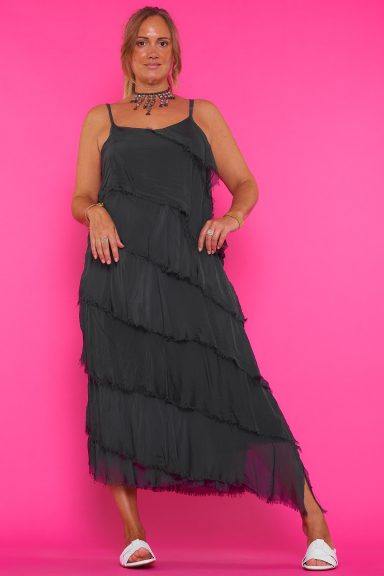 Vestido de capas Zanzi Explora la sofisticación boho con nuestro Vestido de capas Zanzi. Confeccionado en seda y viscosa para una caída fluida y elegante. Ideal para tus looks más chic.