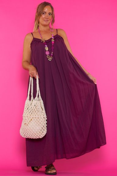 Vestido largo tirantes Garan Enamórate del vestido Garan, tu aliado perfecto para un verano con estilo boho-chic. Diseño amplio y fluido, ideal para cualquier figura. ¡Siente la comodidad y la moda!