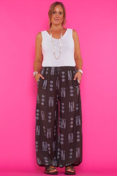 Descubre el pantalón Akure 2 en Nunu Santander. Su diseño holgado con estampado boho chic y tejido fluido te dará máxima comodidad y estilo. ¡Perfecto para tus looks más desenfadados!