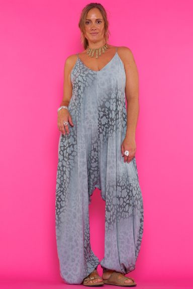 Mono Basil: estilo boho-chic, fluidez y estampado animal para mujeres de 30-65. Comodidad y sofisticación en viscosa, ideal para cualquier ocasión. ¡Tu pieza esencial!