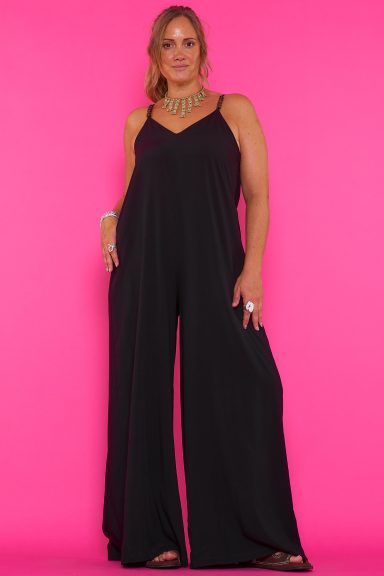 Viste el Mono Ritu y siente la libertad del estilo boho-chic. Con su diseño de pata ancha y tejido fluido, este mono es perfecto para cualquier ocasión, realzando tu figura con elegancia. ¡Comodidad y tendencia en una sola prenda!