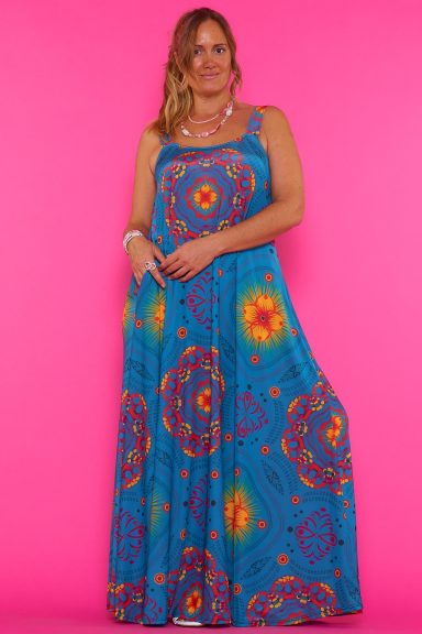Vístete con estilo y comodidad con el Vestido Lorena 85. Su corte maxi y estampado vibrante te hará brillar. Ideal para un look boho-chic sin esfuerzo.