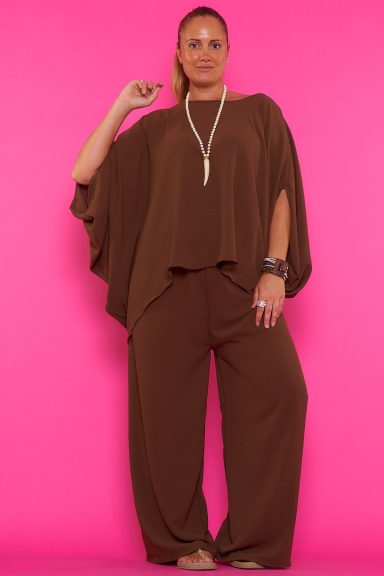 Eleva tu estilo con el Conjunto Quiran. Su diseño fluido y cómodo te ofrece un look boho-chic impecable para cualquier ocasión. ¡Comodidad y elegancia garantizadas!