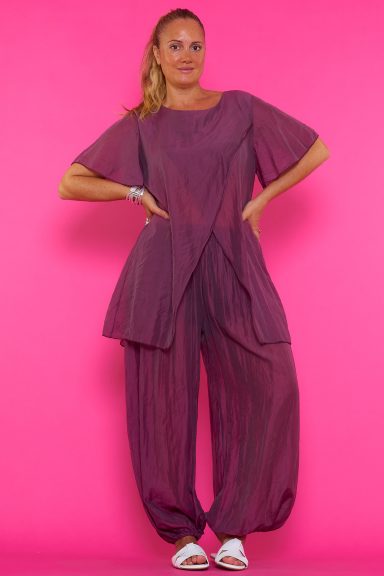 Déjate envolver por el Conjunto Sogamo de Nunu Santander. Un diseño boho-chic con top asimétrico y pantalón ancho. Comodidad y estilo para la mujer moderna.