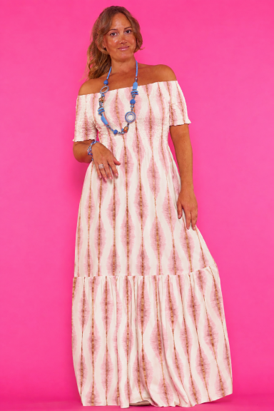 Descubre el vestido Amer, tu aliado perfecto para un estilo boho-chic. Con escote Bardot y estampado único, este maxi vestido de viscosa realza tu figura y ofrece máximo confort. ¡Ideal para cualquier ocasión!