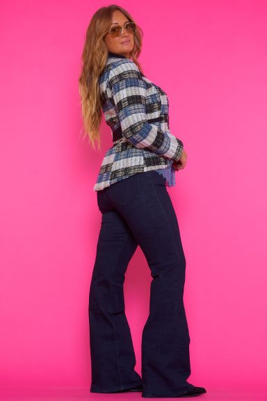 Descubre los Jeans campana Bipran de Nunu Santander. Su corte flare y tejido elástico realzan tu figura, ofreciéndote comodidad y un estilo boho-chic único. ¡El pantalón perfecto para cada ocasión!