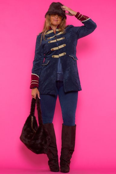 Descubre la Abrigos y Chaquetas militar Trento en Nunu Santander. Su diseño único con detalles dorados aporta un estilo chic y distintivo. ¡Perfecta para un look con personalidad!