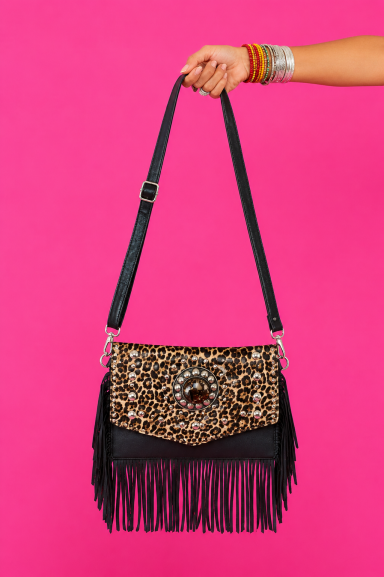 Descubre el bolso Sogoden, la fusión perfecta entre el print animal y los flecos. Con tachuelas y diseño boho, es ideal para tus aventuras diarias y ocasiones especiales. ¡Añade carácter a tu estilo!