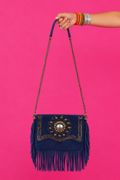 Atrévete con el bolso Dagano de estilo boho-chic, adornado con flecos y tachuelas. El complemento perfecto para realzar tus looks con personalidad y un toque festivalero. ¡Ideal para mujeres de 30 a 65 años!