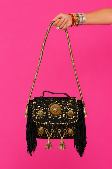 Descubre el bolso Relatus con flecos y tachuelas, el complemento ideal para tus looks boho. Añade un toque único y lleno de personalidad a cualquier outfit. ¡Hazlo tuyo y marca tendencia con Nunu Santander!