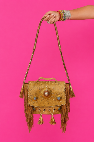 Descubre el bolso Pumese, tu aliado boho-chic. Flecos, tachuelas y detalles únicos para un estilo auténtico. ¡Marca tendencia con Nunu Santander!