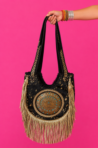 Añade un toque único a tu estilo con el bolso Gilon. Diseño boho con flecos y aplique étnico. Perfecto para cualquier ocasión, realza tu personalidad Nunu Santander.