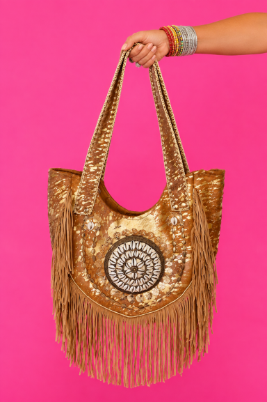 Descubre el Bolso flecos conchas Brobriso. Un complemento imprescindible con detalles artesanales y un diseño espacioso, ideal para tus looks boho-chic de diario. ¡Añade personalidad a tu estilo!