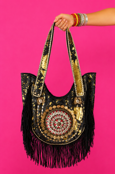 Descubre el Bolso Pagu, un complemento boho-chic con flecos y detalles únicos. Perfecto para añadir un toque de glamour a tu estilo. ¡Compra ya en Nunu Santander!