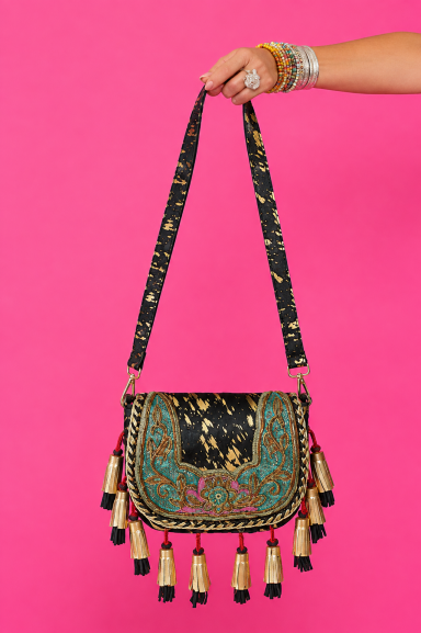 Descubre el bolso Tiflevor, tu aliado boho-chic. Con bordados artesanales y flecos con carácter, eleva cualquier look. Perfecto para mujeres con estilo y personalidad.