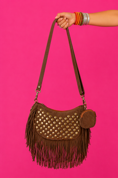Descubre el bolso Fisede Marron en Nunu Santander. Su diseño con flecos y tachas aporta un toque boho único a tus looks. ¡El complemento ideal para mujeres con estilo!