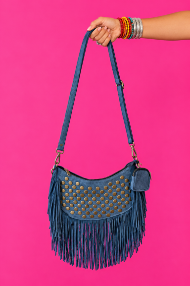 Descubre el bolso Fisede Azul con flecos y tachuelas, ideal para un estilo boho-chic auténtico. Perfecto para mujeres de 30 a 65 años. ¡Añade personalidad a tus looks!