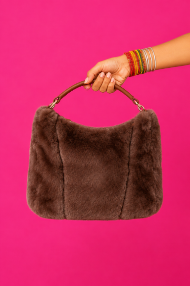 Descubre el bolso suave de pelo sintético ideal para tu estilo boho-chic. Cómodo, espacioso y con un toque único, perfecto para cualquier ocasión. ¡Consigue el tuyo!