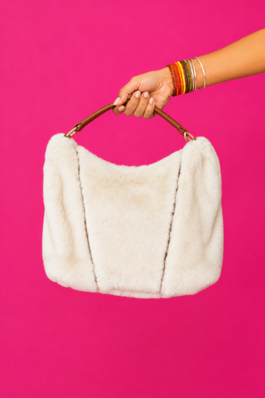 Lleva tus esenciales con estilo boho-chic con nuestro bolso de efecto pelo. Suave y elegante, es el complemento ideal para añadir un toque único a tus outfits diarios y nocturnos. ¡Descúbrelo!