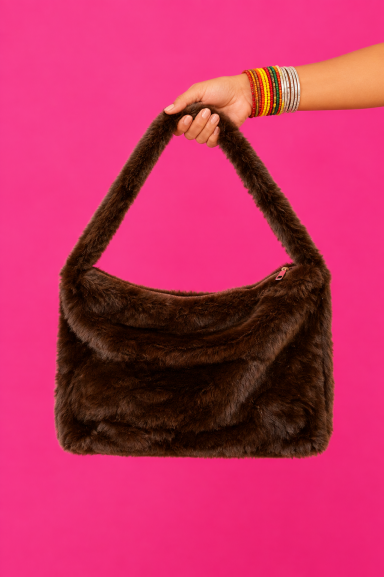 Descubre el bolso Vamune Chocolate, suave y con textura, perfecto para realzar tu estilo boho-chic. Añade un toque único a tus outfits y lleva tus esenciales con elegancia.
