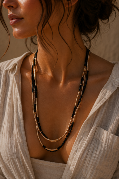 Colgante largo multicapa Dagibro de estilo boho-chic para mujer. Añade un toque único y sofisticado a tus looks casuales o de noche. Descubre la elegancia en Nunu Santander.