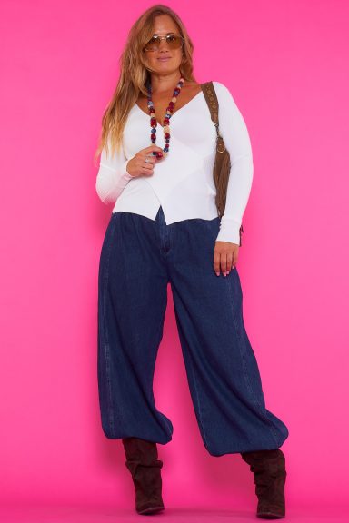 Descubre los jeans Fulaper de Nunu Santander, con su corte ancho y fluido que aporta un estilo boho-chic irresistible. Perfectos para un look cómodo y estilizado, ideales para tu día a día.