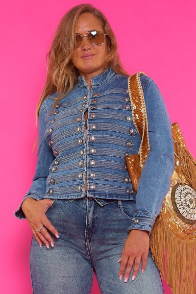 Descubre la chaqueta denim Dati, una pieza clave para tu armario boho-chic. Con detalles militares y corte favorecedor, eleva tus looks casuales y sofisticados. ¡Imprescindible!